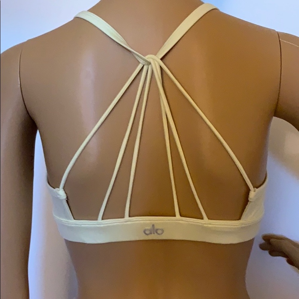 ALO Yoga. ☀️ Sunny strappy bra.